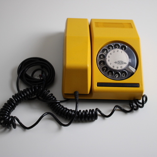 Vintage sárga forgótárcsás telefon